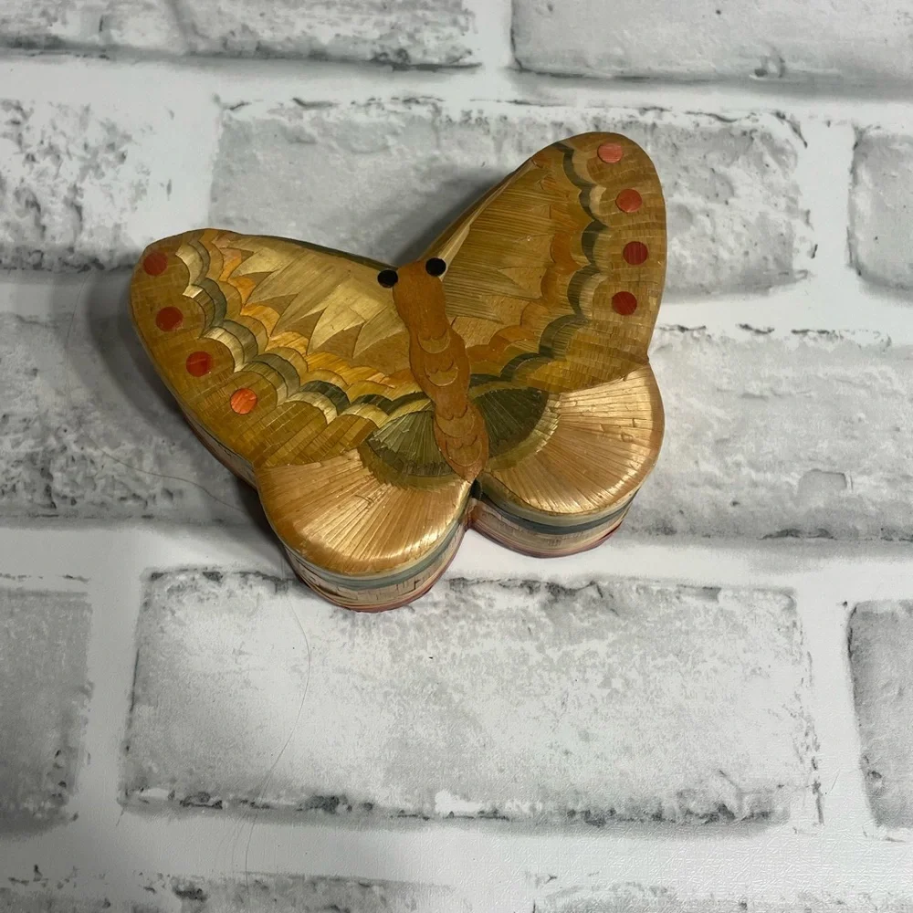 Vintage Global House of Art. Wicker Bamboo Butterfly Trinket Box. China.